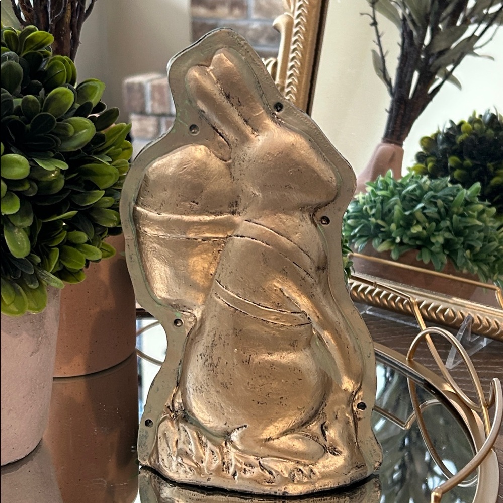 NEW! Shabby Chic Vintage Inspired Spring Easter Bunny Rabbit  Candy Mold Statue - Picture 4 of 5